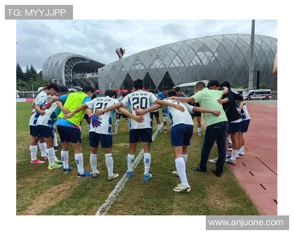 足球初赛激战正酣各队全力以赴争夺晋级名额精彩瞬间不容错过