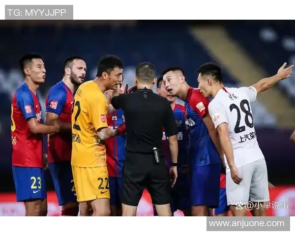 足球裁判背后的趣闻轶事揭示比赛中的幽默与挑战 足球裁判背后的趣闻轶事揭示比赛中的幽默与挑战